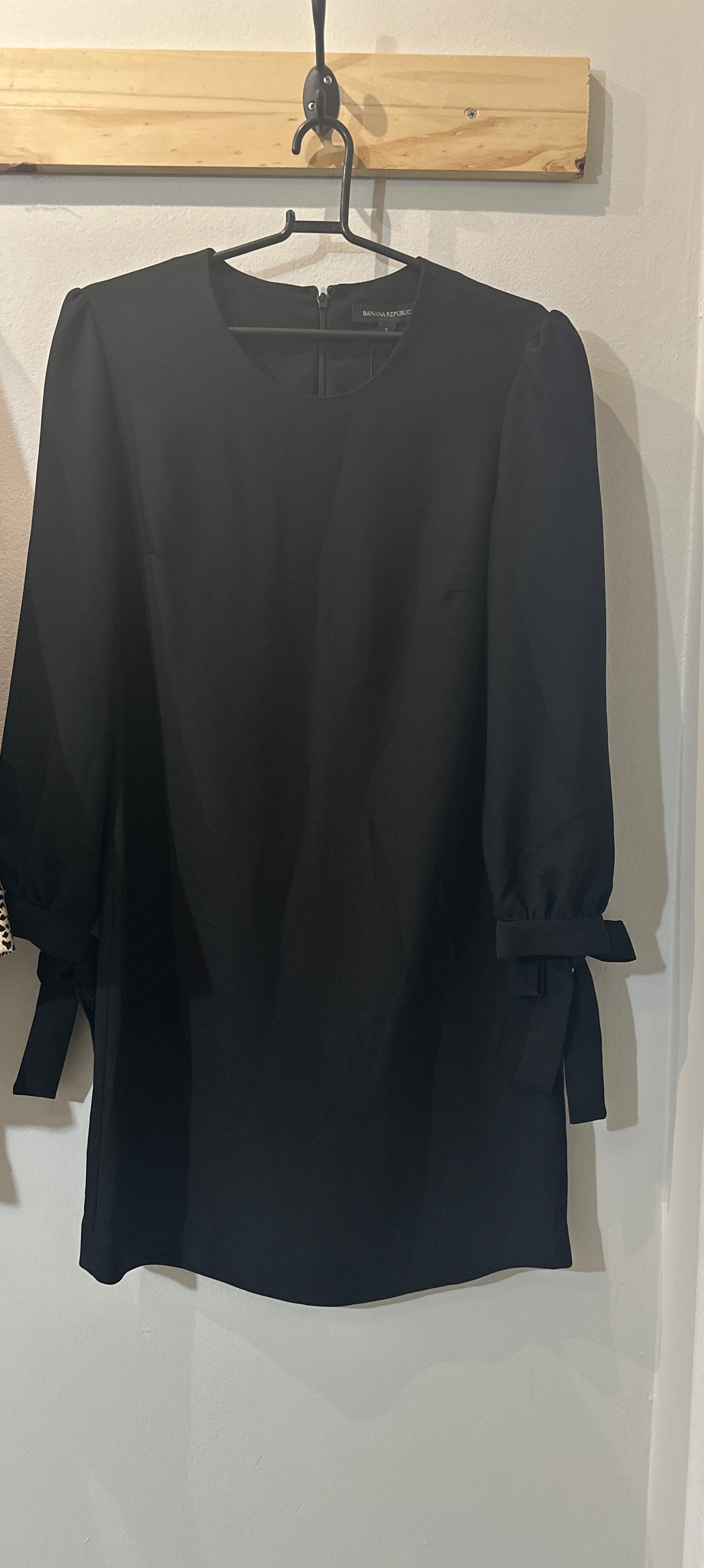 Vestido preto m/longa com amarração laço punho Banana Republic no poliéster - 17092-1