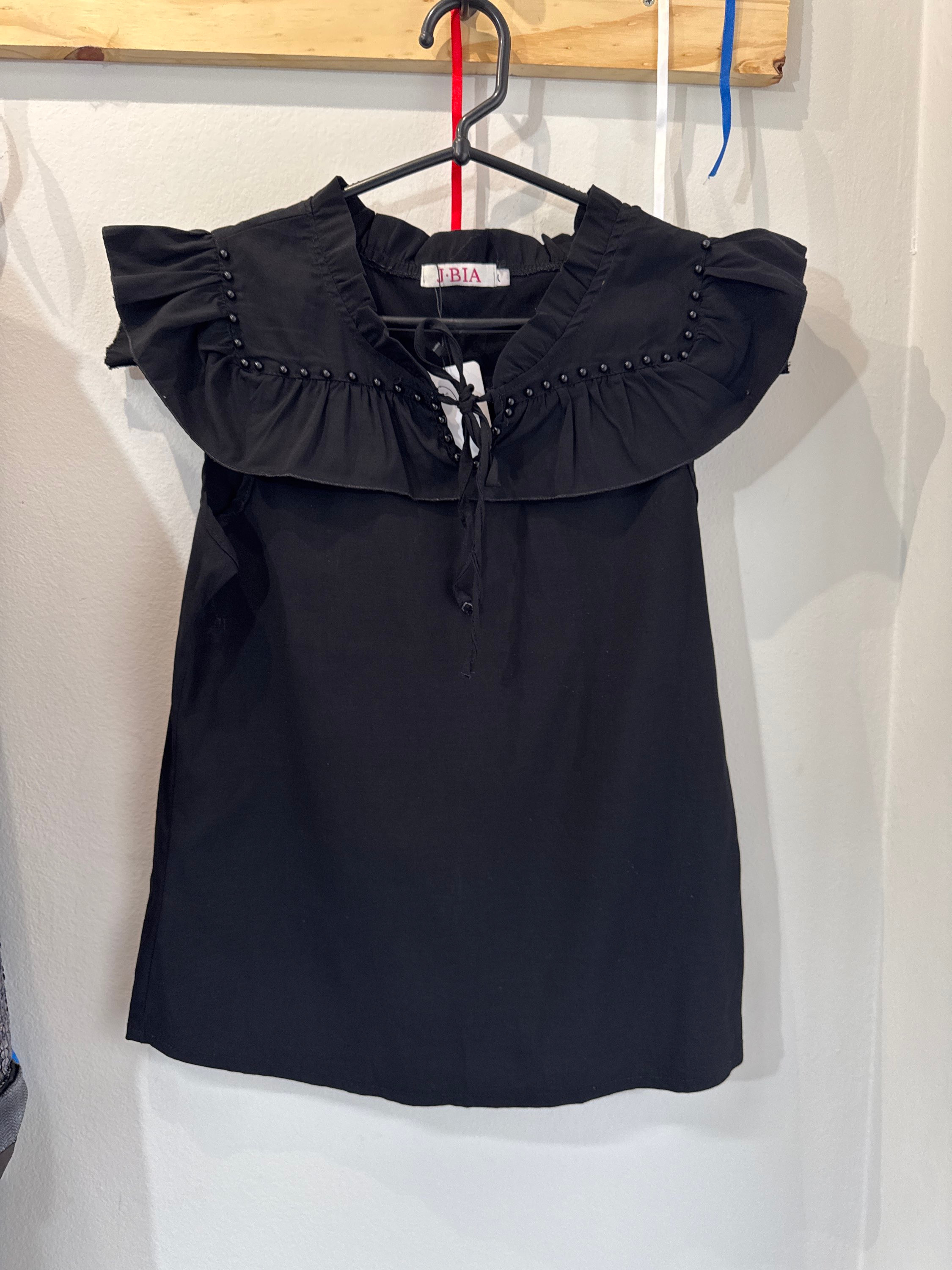 Blusa preta com babados na gola e polkas preta bordados sem manga J.Bia Sem marca Preto - 18184-1
