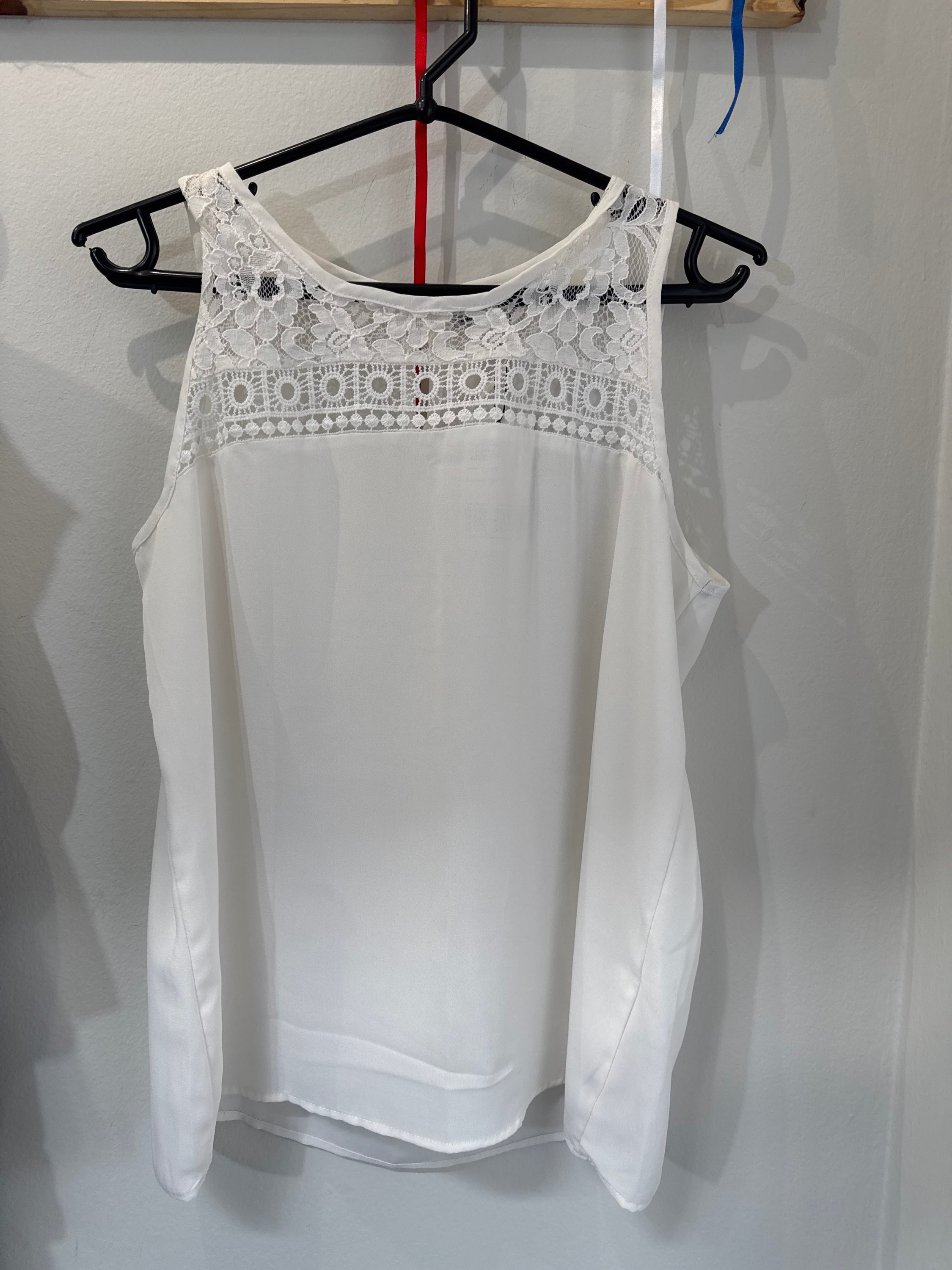 Blusa branca bom bordados e renda sem manga e com transparência Marisa Branco - 18186-1