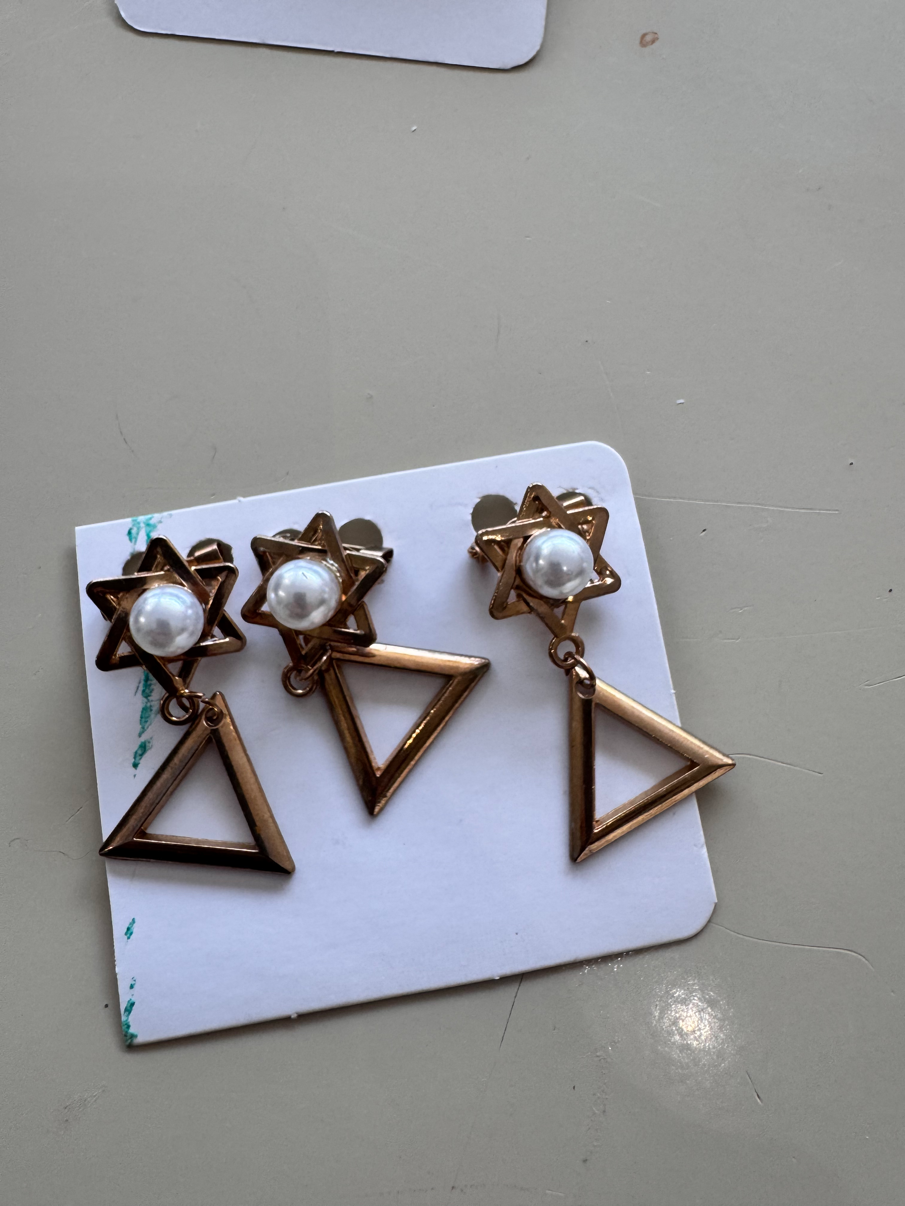 Broche dourado flor triangular c/pérola solitária e pêndulo de triangulo vintage Sem marca - 19017-1