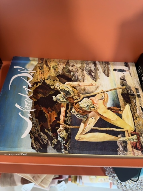 Livro Salvador Dali, Tomie Ohtake Sem marca Marrom, Laranja, Preto - foto principal