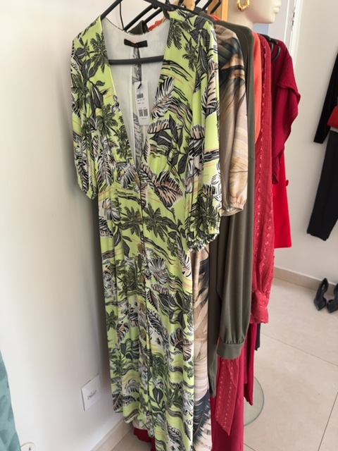Vestido verde estampado Animale midi decote V - foto principal