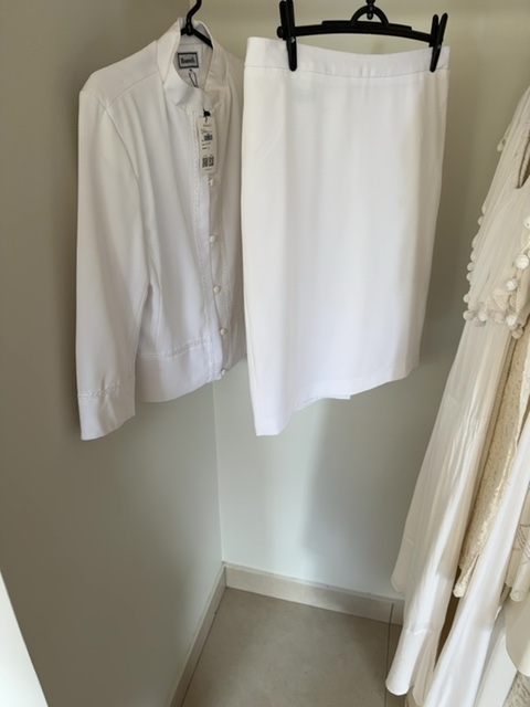 Conjuntio casaqueto branco com bordados e saia Barreds 42 Sem marca - foto principal