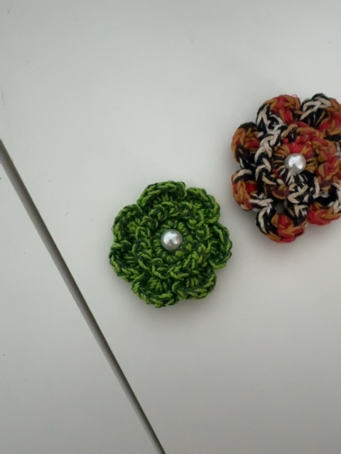 Broche de flor de crochê Sem marca Verde-oliva, Marrom, Preto - foto principal