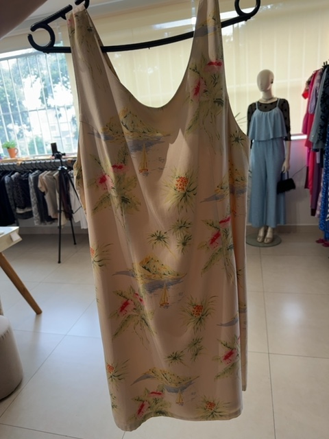 Vestido estampado em flores e barcos fundo bege, s/manga e decote V na seda Pine Sem marca - foto principal