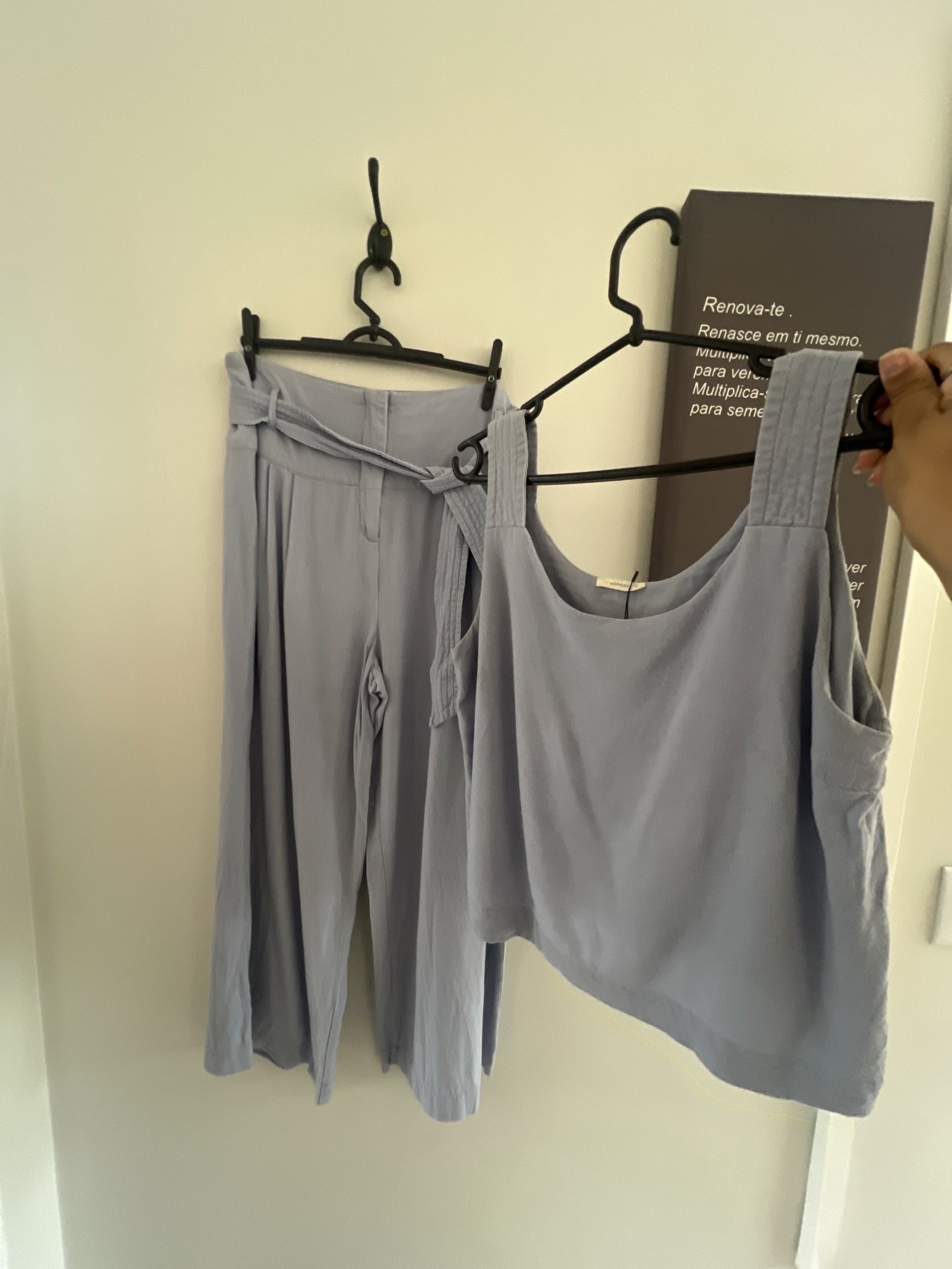 Conjunto azul claro blusa s/manga e calça pantalona com cinto faixa Marfinno - M tamanho M - foto principal