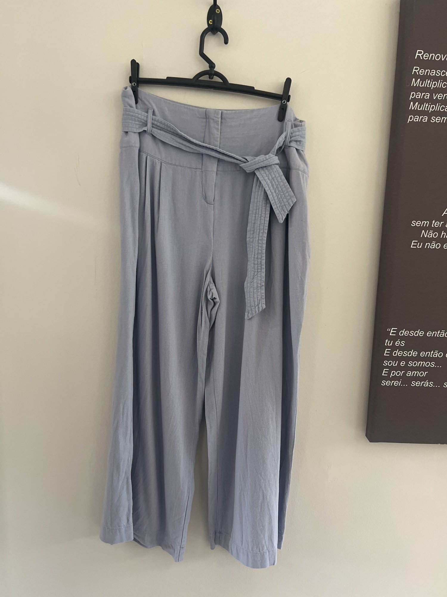 Conjunto azul claro blusa s/manga e calça pantalona com cinto faixa Marfinno - M tamanho M - vista adicional 2