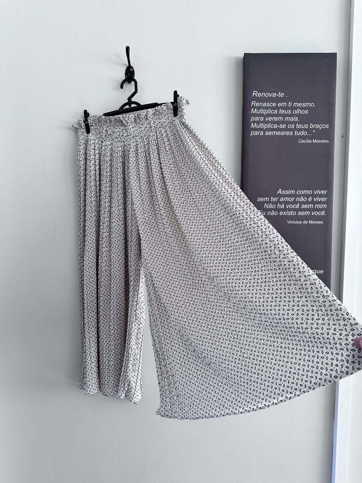 Calça pantacourt plissada off white c/pontilhada preta e cinto Sweet Rain - M Sem marca branco tamanho M - foto principal