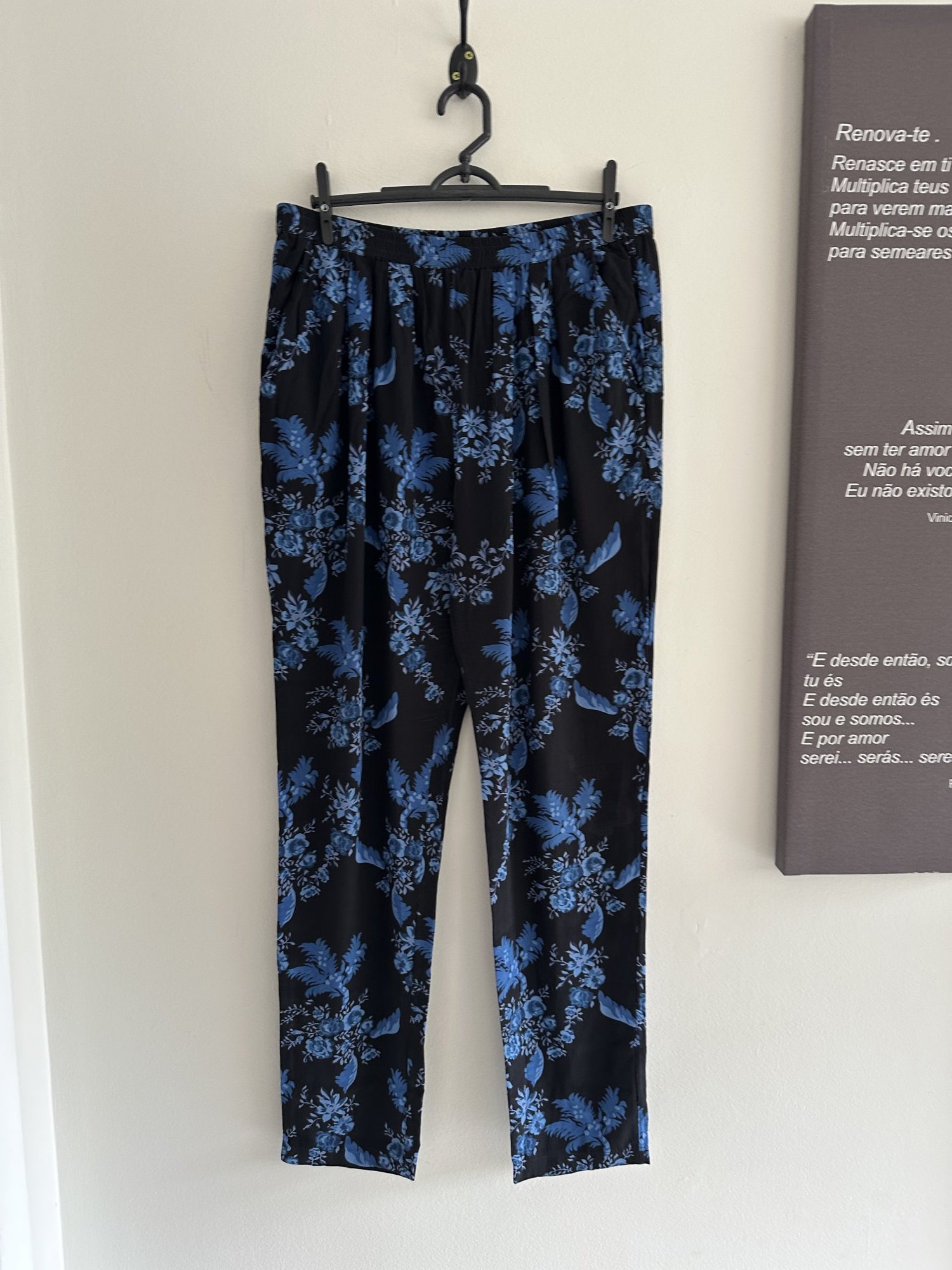 Calça seda floral azul Stella McCartney fundo preto - M preto, azul tamanho M - foto principal